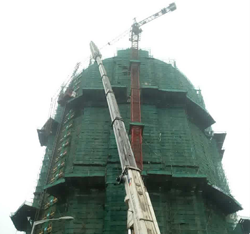 沙雅吊车在工地上作业